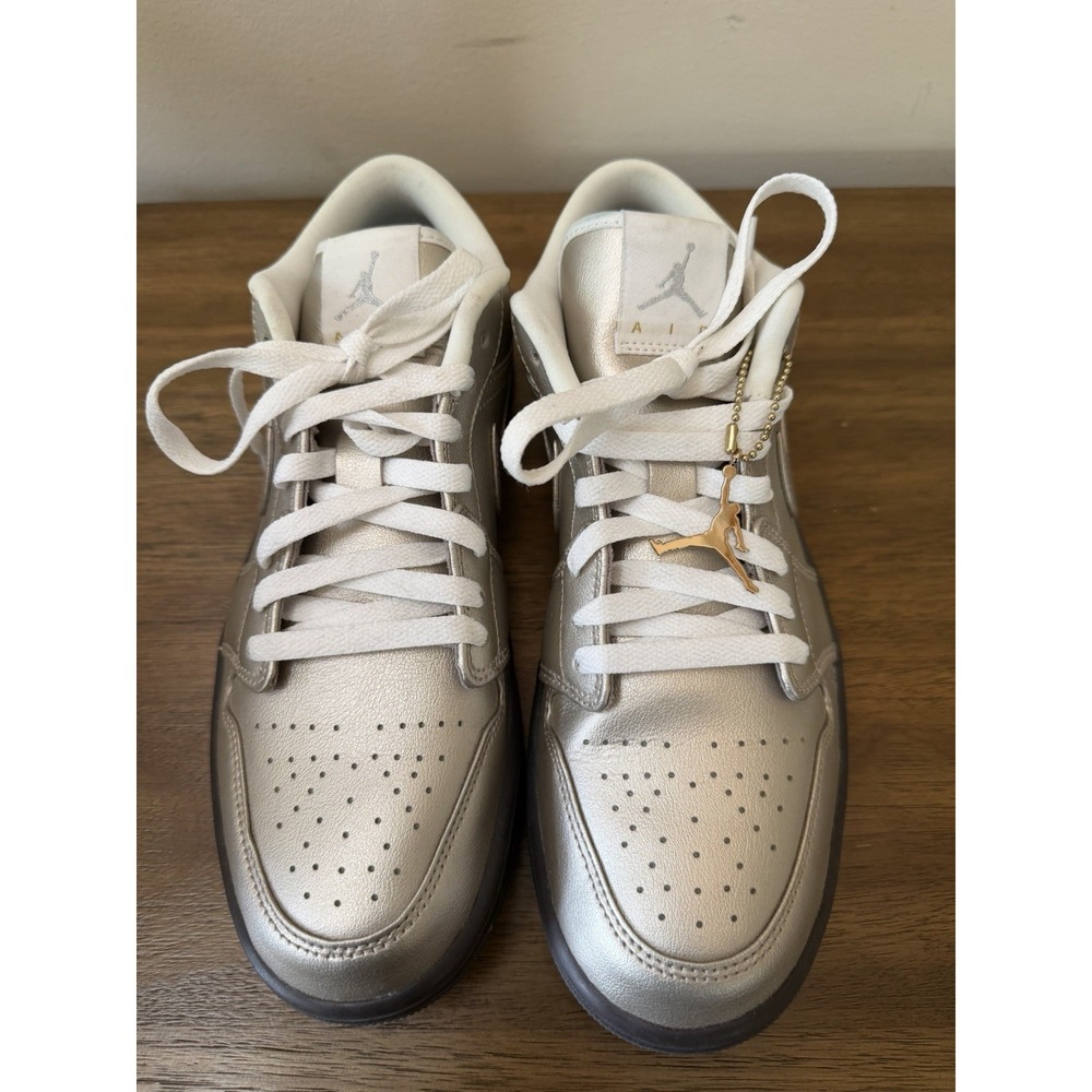Nike Air Jordan 1 Low SE Metallic Zinc Gold Womens 10.5 HQ3529-099 Jumpman Charm